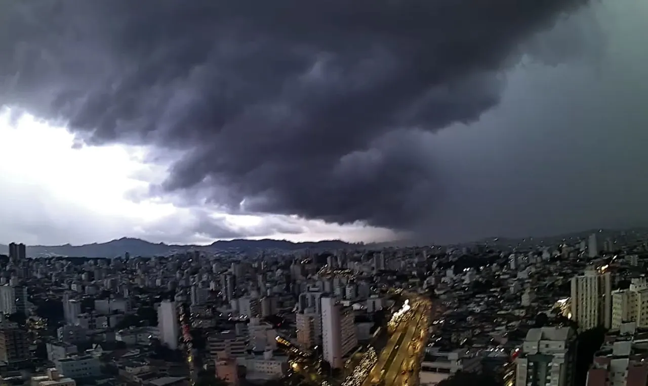 A imagem mostra o avanço de chuva em Belo Horizonte